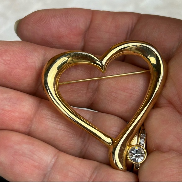Bloomingdale's Vintage AAi Open Gold Tone Heart with Faux Diamond Accent Brooch - Picture 1 of 9